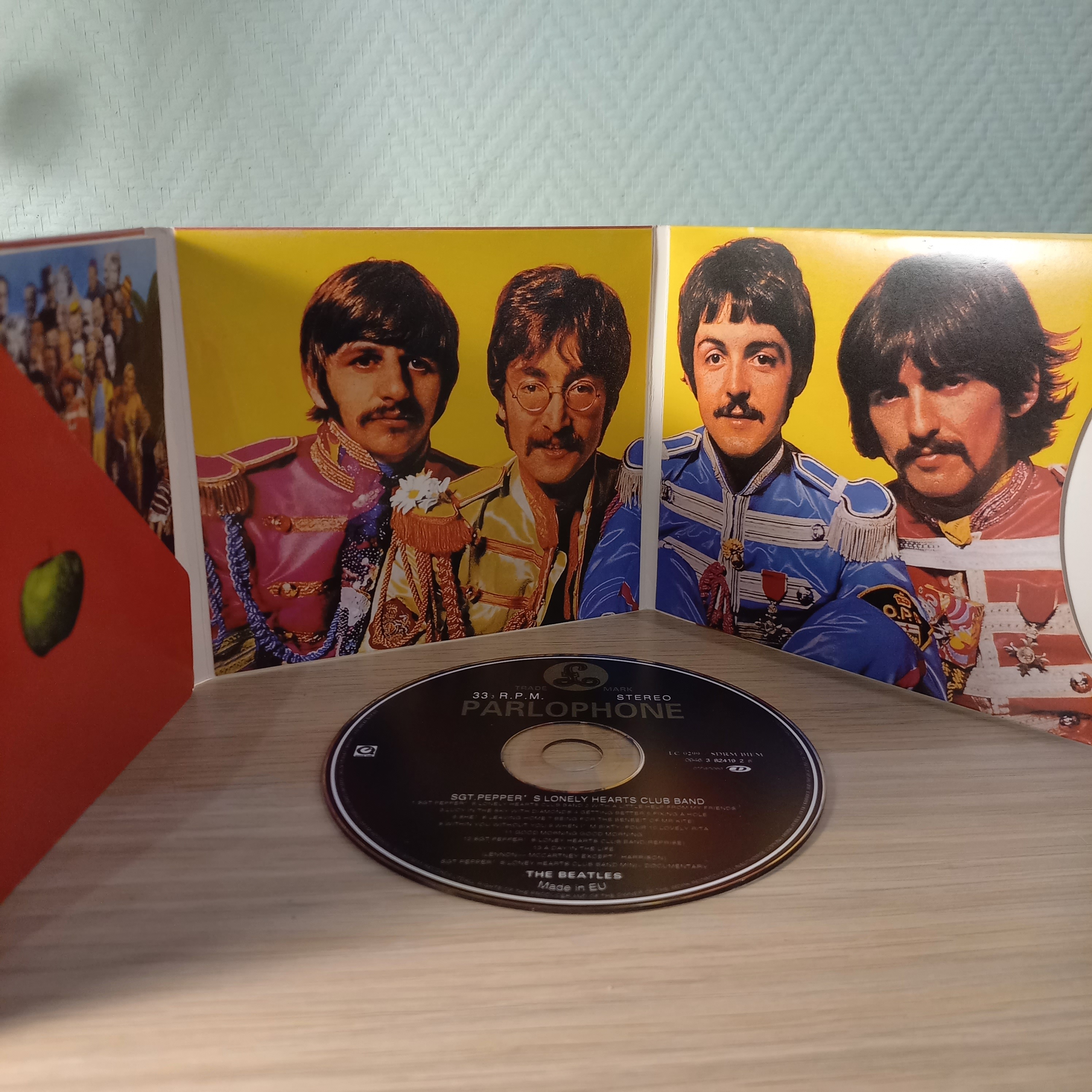 Sgt. Pepper`s Lonely Hearts Club Band Внутри, диск