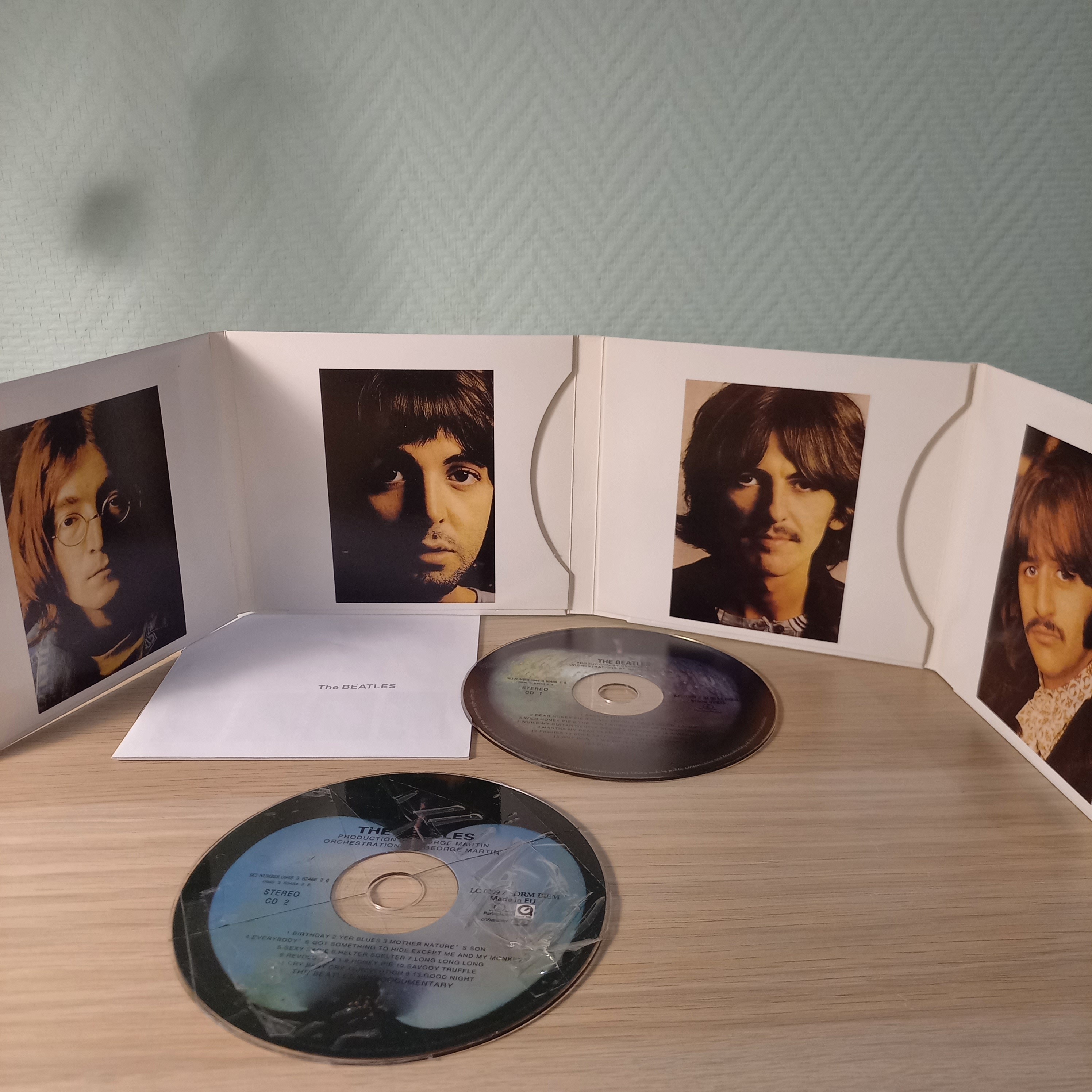 The Beatles (White Album) Внутри, буклет, диски