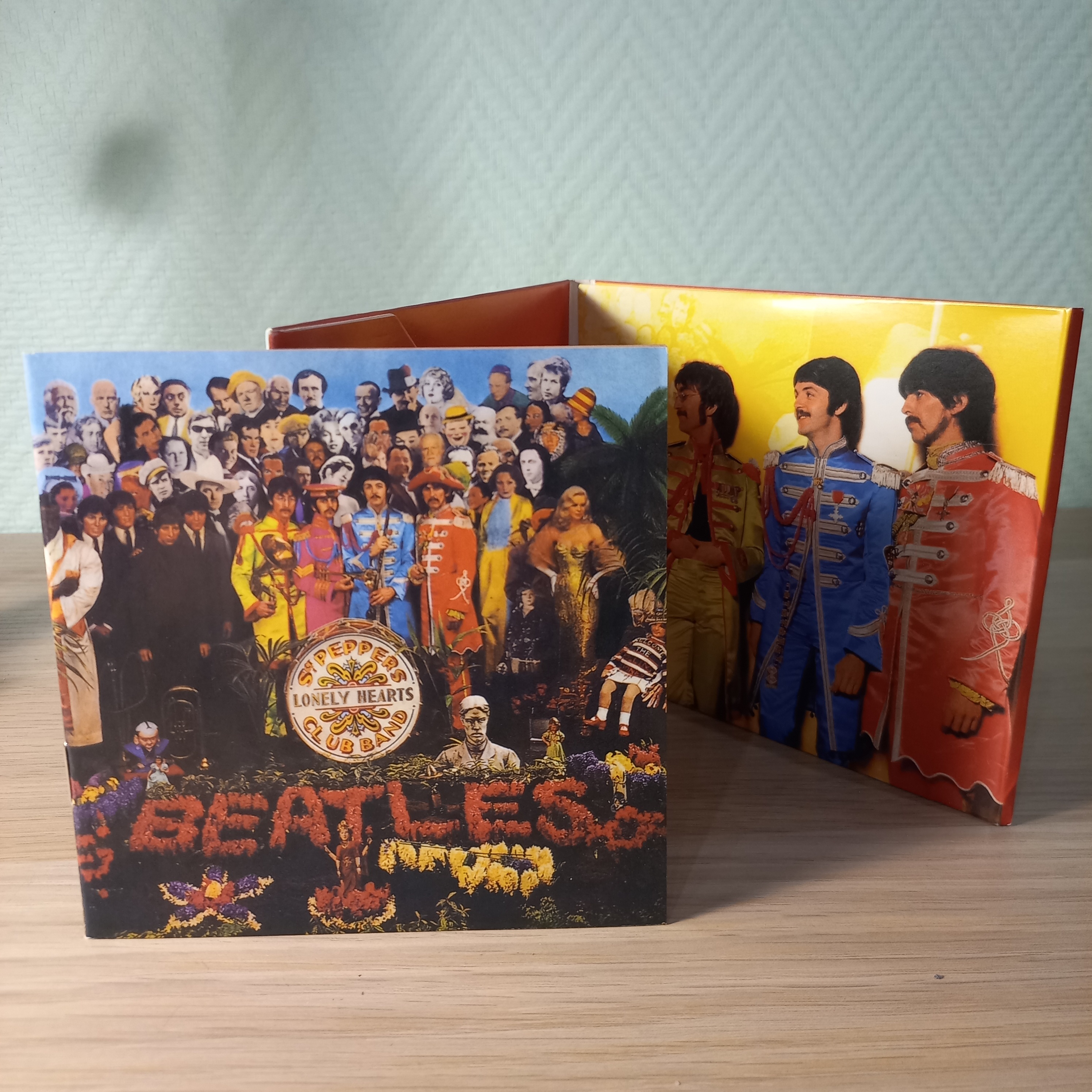 Sgt. Pepper`s Lonely Hearts Club Band Внутри, буклет